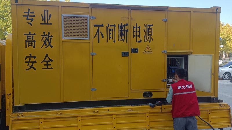 永善柴油发电机组和UPS电源配合使用时，如何避免切换过程中的电力中断？